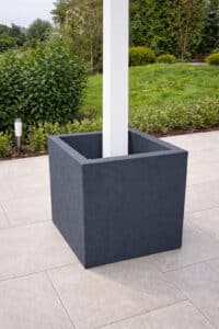 Blumentrog Flexi zeigt einen anthrazitfarbenen Pflanzkübel im Flexi Design für den Outdoor-Bereich ohne Boden und als Säulenabdeckung.