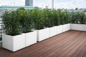 Blumentrog Flexi zeigt eine Pflanzkübelreihe in Weiß aus Hartschaumkernplatten im wetterfesten Flexi Design für die Dachterrasse.