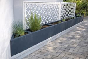 Blumentrog Flexi zeigt eine Pflanzkübelreihe in Anthrazit - mit Eckabschluss im Sonderformat - aus Hartschaumkernplatte und Kunststoff für den Outdoor-Bereich.