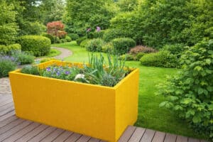 Blumentrog Flexi zeigt einen dottergelben Pflanzkübel aus einer Hartschaumkernplatte als Hochbeet für den Outdoor-Bereich.