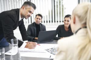 Gemeinsame Besprechung von Brandschutzlösungen, Bauplänen und Projektdetails im Büro der BVS Brandverhütungsstelle Oberösterreich.