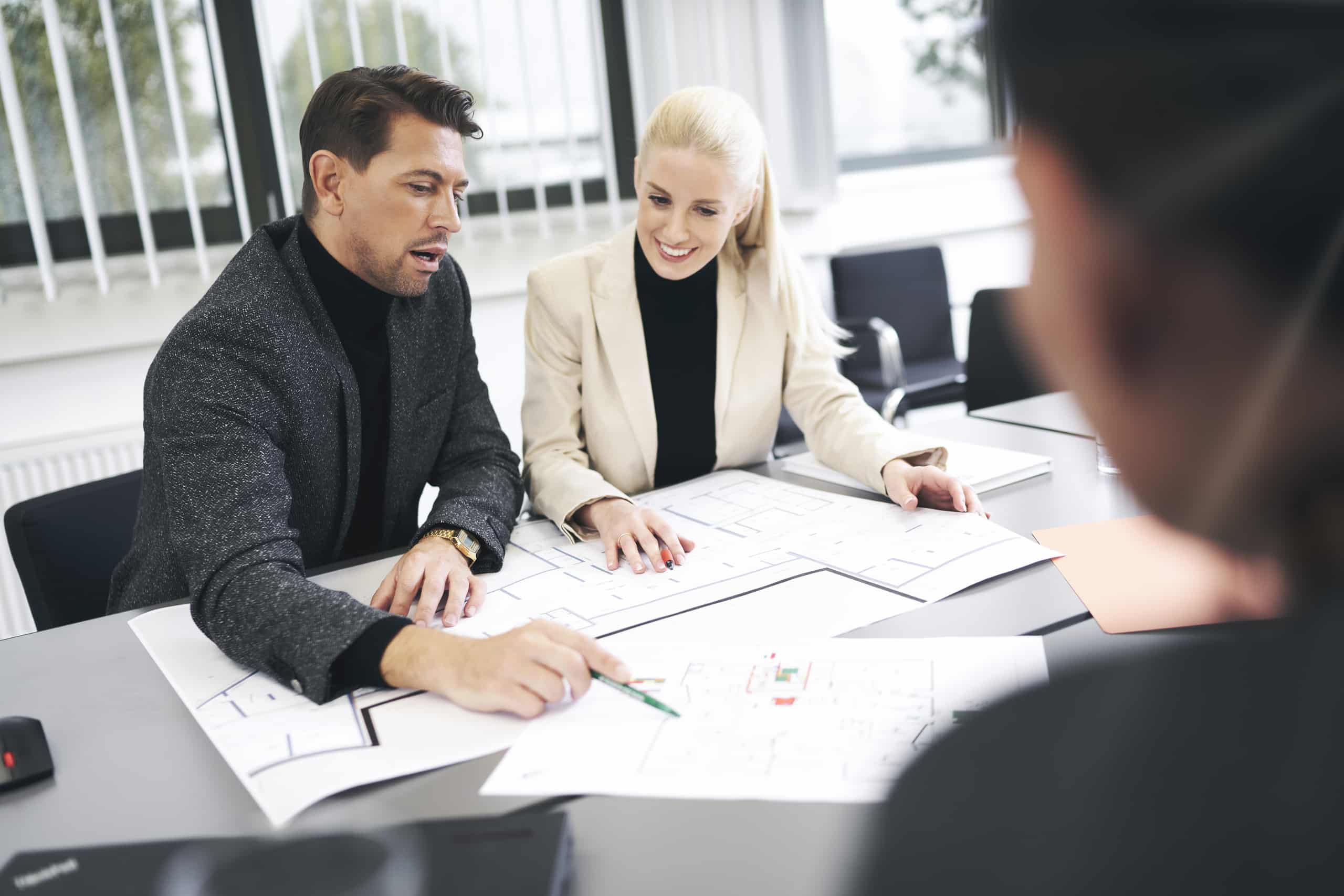Gemeinsame Brandschutzplanung mit Fachberatung und Besprechung von Bauplänen im Büro der BVS Brandverhütungsstelle Oberösterreich.