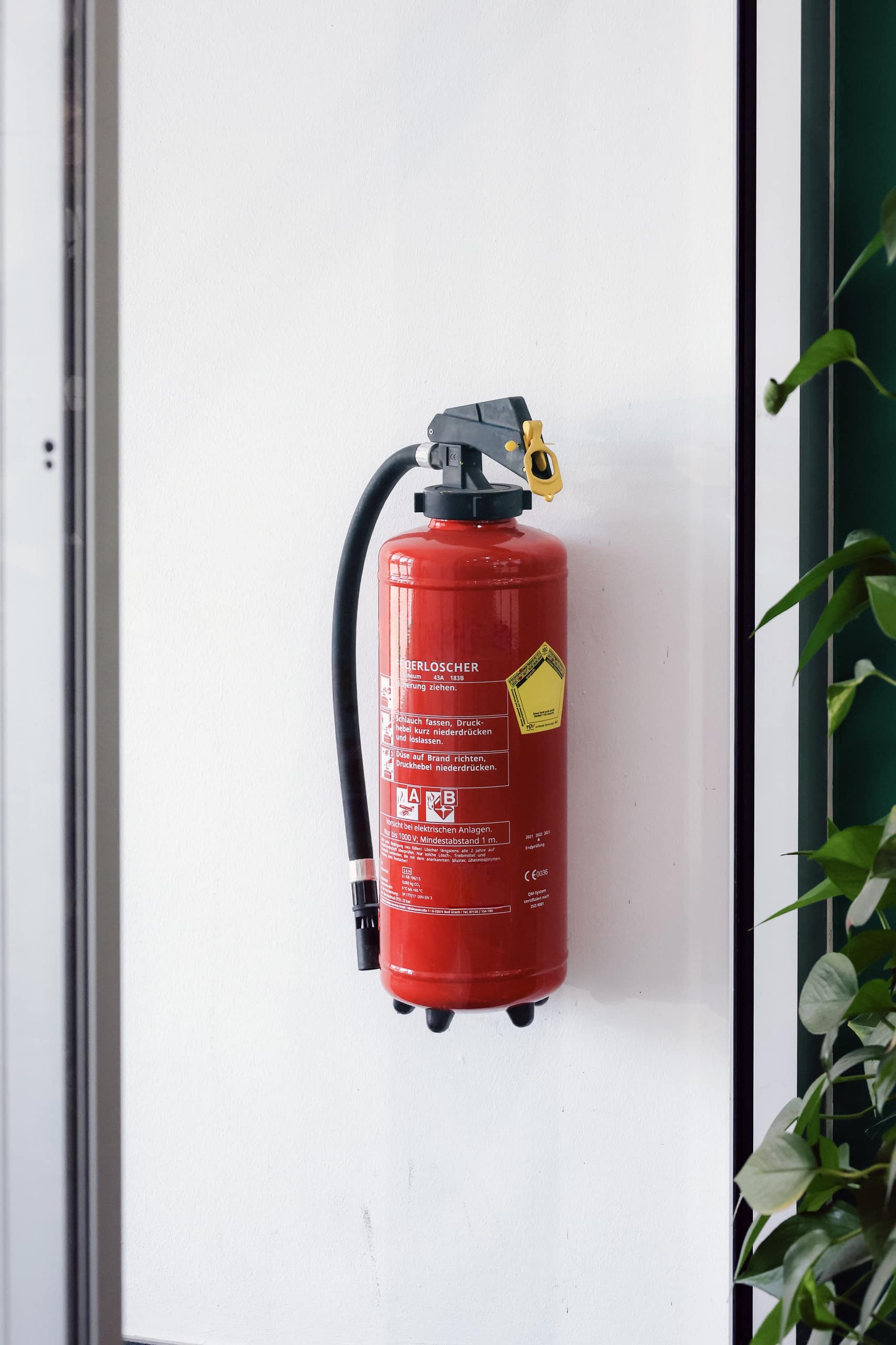 Ein richtig montierter Feuerlöscher ist ein wichtiger Bestandteil des vorbeugenden Brandschutzes der BVS Brandverhütungsstelle Oberösterreich.