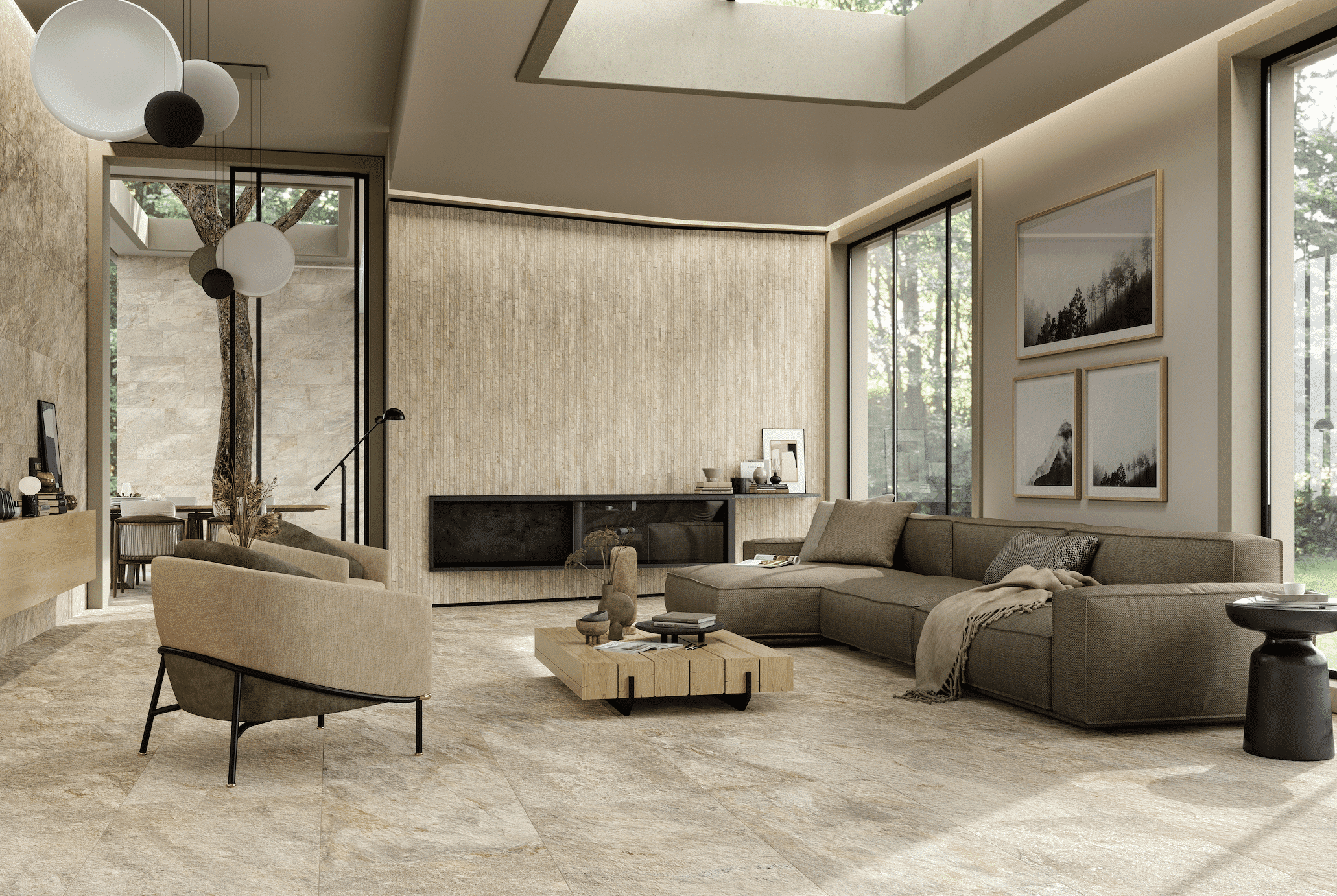 C. Bergmann zeigt ein Wohnzimmer in hellen Naturtönen mit großen, marmorierten Fliesen, einer braunen Couch und Beistelltisch aus Holz von Atlas Concorde.