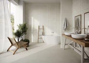 C. Bergmann zeigt Badezimmer mit quadratischen beigen Bodenfliesen und beige rechteckige, mit Ornamenten gemusterte Wandfliesen von Agrob Buchtal.