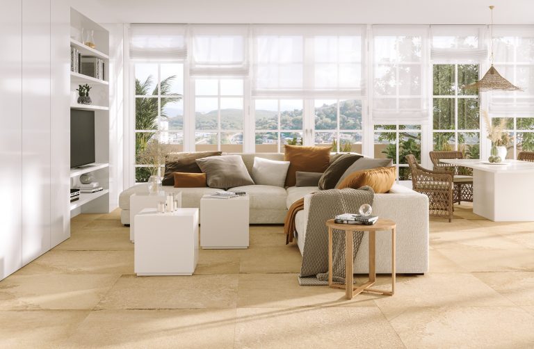 C. Bergmann zeigt helles Wohnzimmer mit mediterranen quadratischen Natursteinfliesen von Aparici.