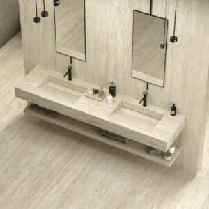 C.Bergmann zeigt ein warmens Badezimmer mit Doppelwaschtisch und hellbraun melierten XL Wand- und Bodenfliesen von Atlas Concorde der Serie Marvel Travertine.