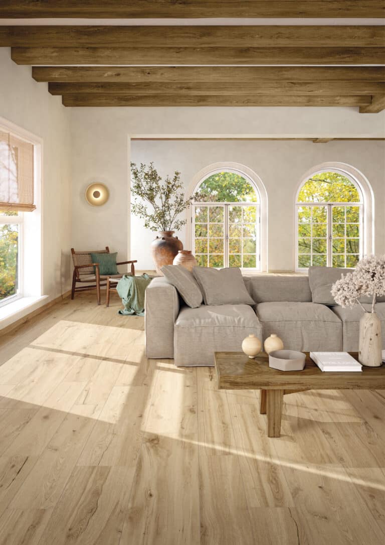 C.Bergmann zeigt ein großes helles Wohnzimmer im Landhausstil mit Bodenfliesen in Holzoptik von Cotto Tuscania.