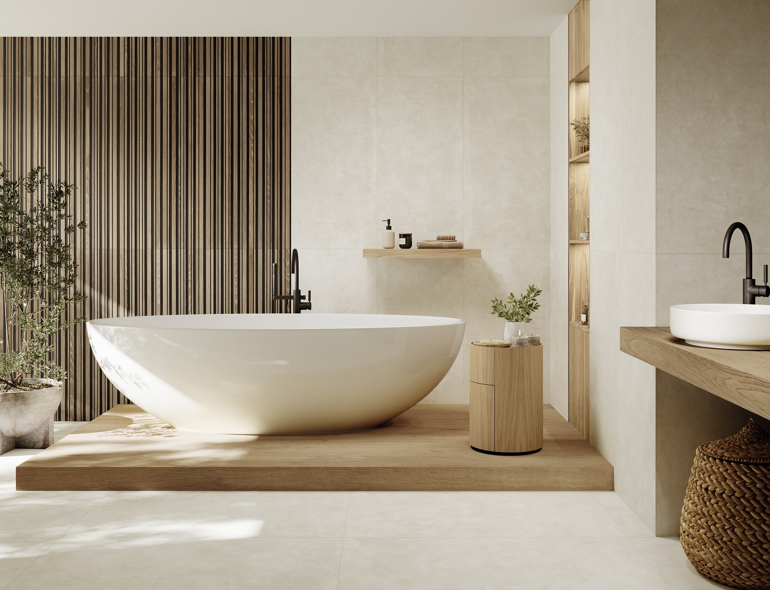 C. Bergmann zeigt ein helles Badezimmer mit einer freistehenden Badewanne auf einem Holzpodest und rechteckigen beige marmorierten Boden- und Wandfliesen von Grespania.