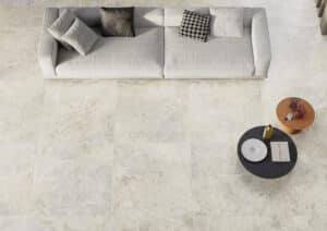 C. Bergmann zeigt ein Wohnzimmer mit grau-beige marmorierten XL Bodenfliesen von Keope Versilia.