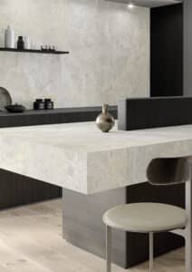 C. Bergmann zeigt eine Bartheke mit grau-beige marmorierter Arbeitsplatte und XL Wandfliesen von Keope Versilia.