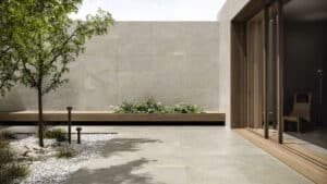 C. Bergmann zeigt eine Terrasse mit großflächigen Quarzit Boden- und Wandfliesen von Villeroy & Boch.