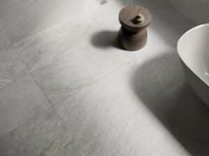 C. Bergmann zeigt ein Badezimmer mit rechteckigen grau marmorierten Quarzit Patina Bodenfliesen von Villeroy & Boch.