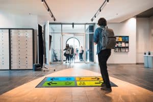 Bedrucke Fußmatte von CWS Hygiene in einer Schule.