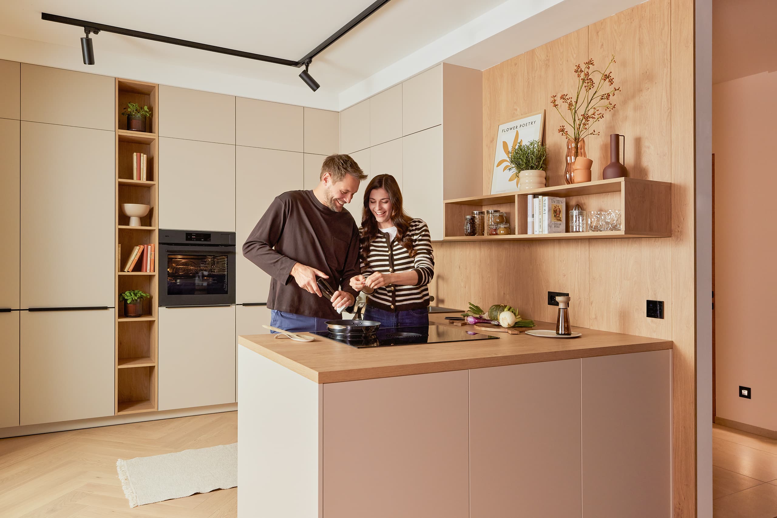 DANKÜCHEN zeigt eine Küche in warmen Farbtönen mit einem Materialmix aus hellem Holz und Fronten in einem Beige-Kaschmirfarbton in gemütlicher Wohnatmosphäre.