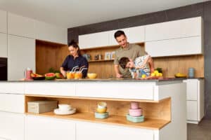 DAN Küchen zeigt den Familienalltag in der "Silbermond-" Küche in Weiss und Holz mit modernen Fronten und gemütlicher Wohnatmosphäre.