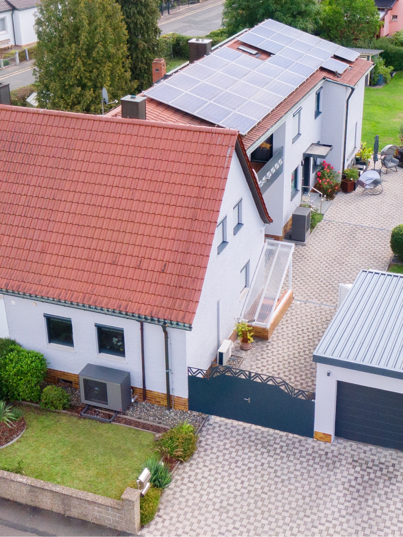 Wohnhaus mit Wärmepumpen Außengerät in schlichtem modernen Design von Dimplex.