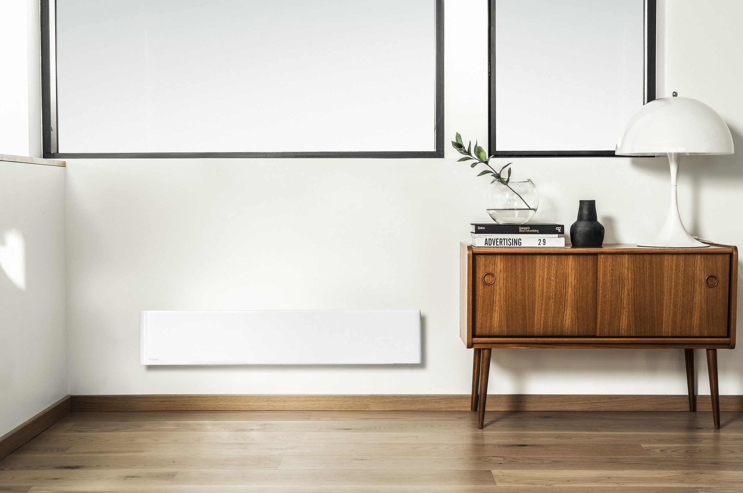 Schlicht elegante weiße Wand-Konvektorleiste von Dimplex.
