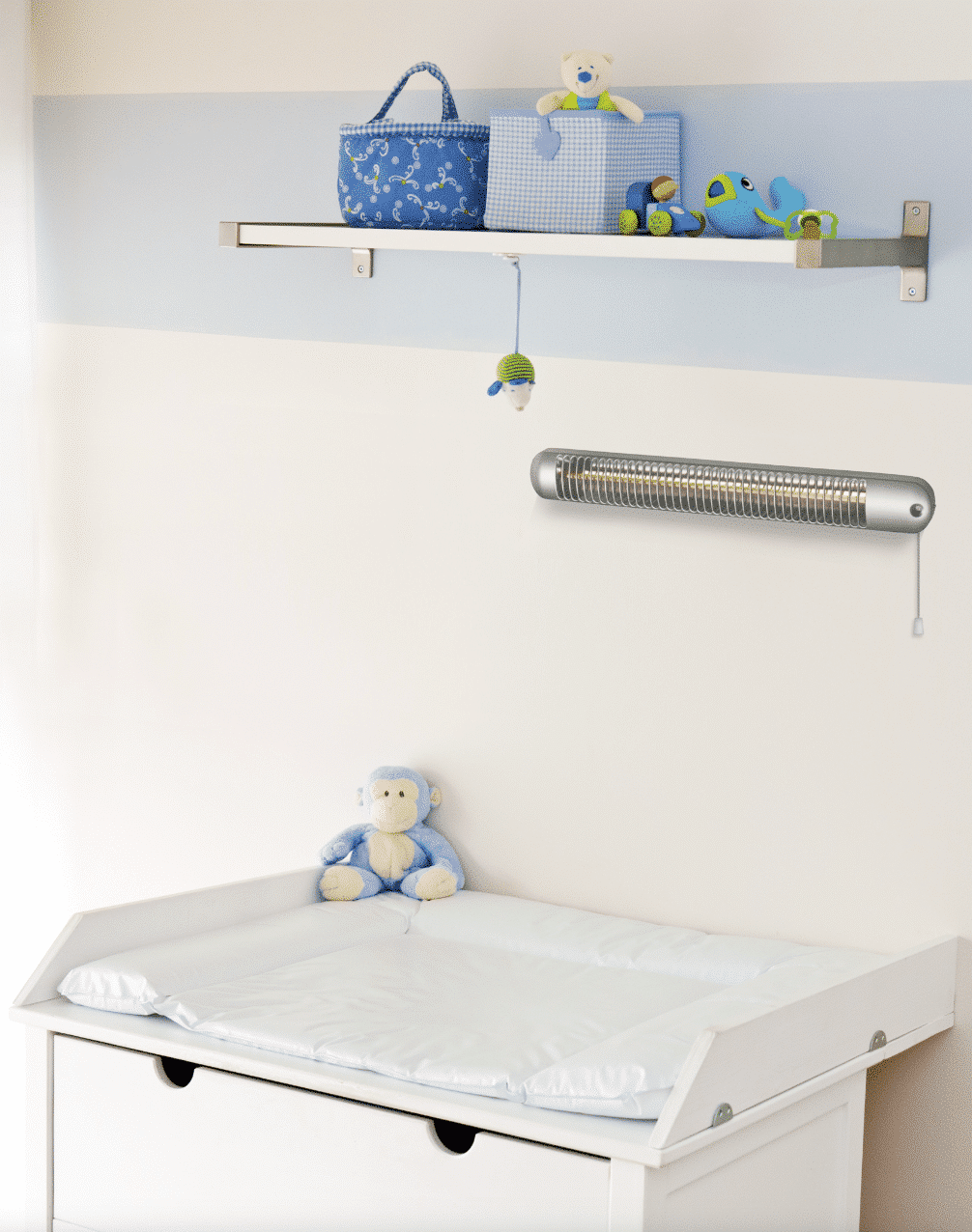 Wickelkommode mit klassisch eleganter Wärmelampe an der Wand montiert von Dimplex.