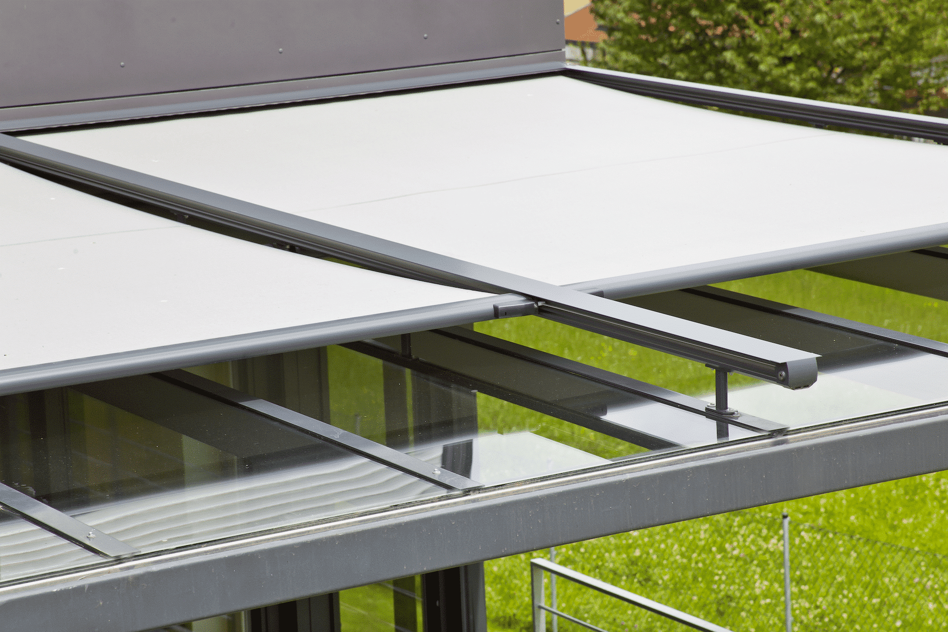 Ausfahrbare Beschattung der Terrassenüberdachung von DolenzGollner Sonnenschutztechnik Ing. Wagner GmbH.