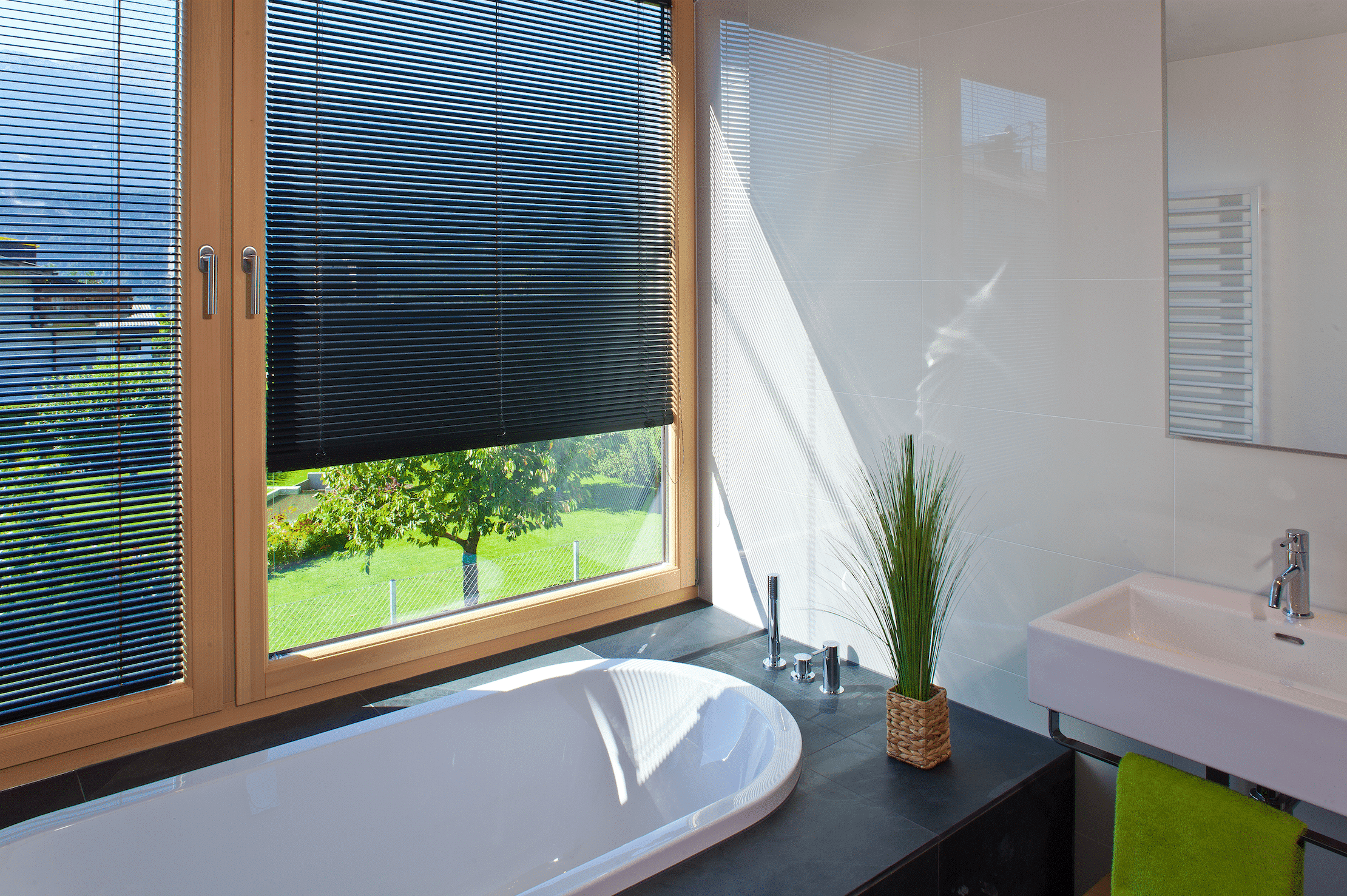 Badezimmer mit Innenjalousien von Sonnenschutztechnik Ing. Wagner - DolenzGollner.