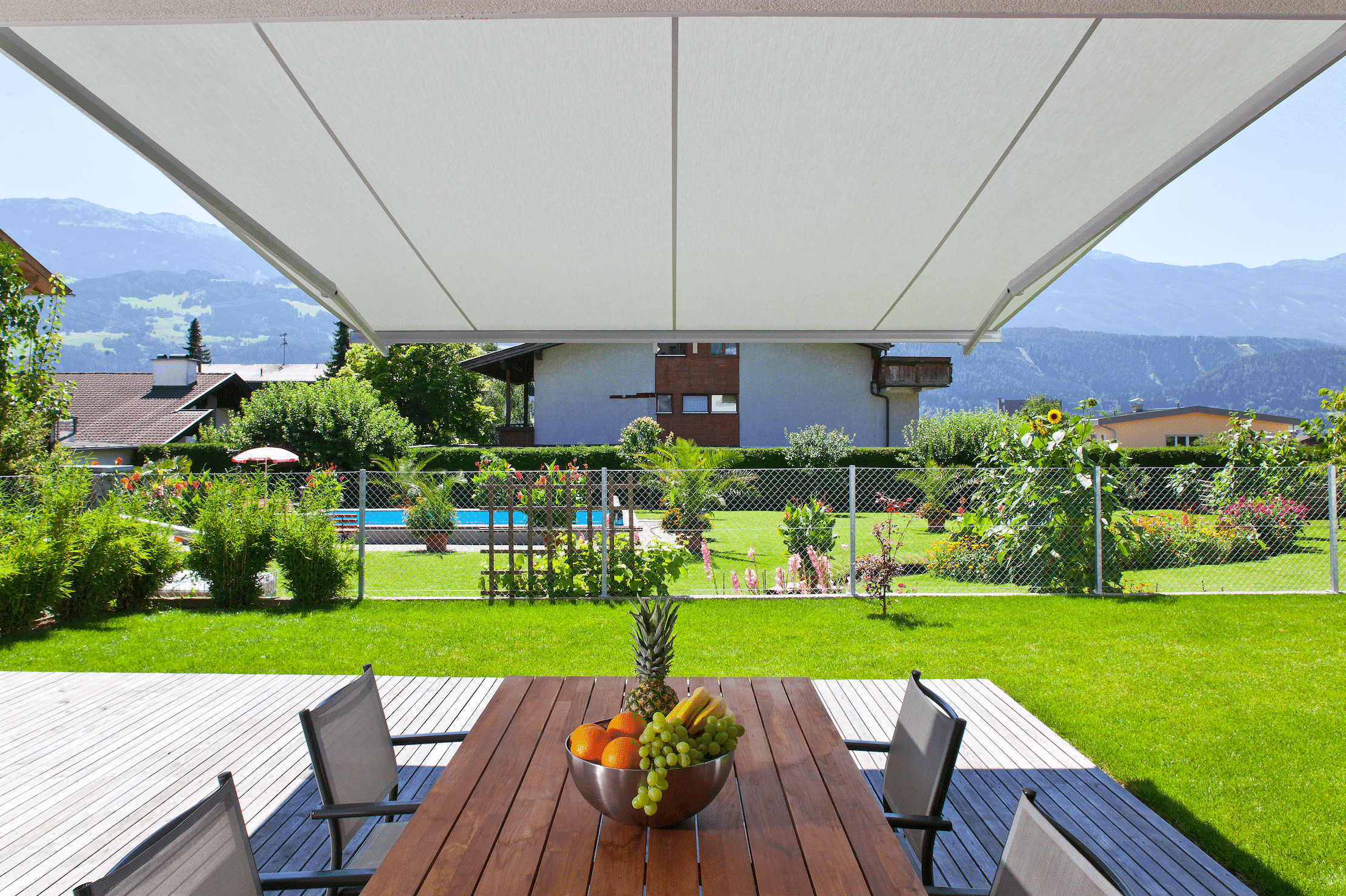 Terrasse mit Markise über dem Esstisch von Sonnenschutztechnik Ing. Wagner - DolenzGollner.