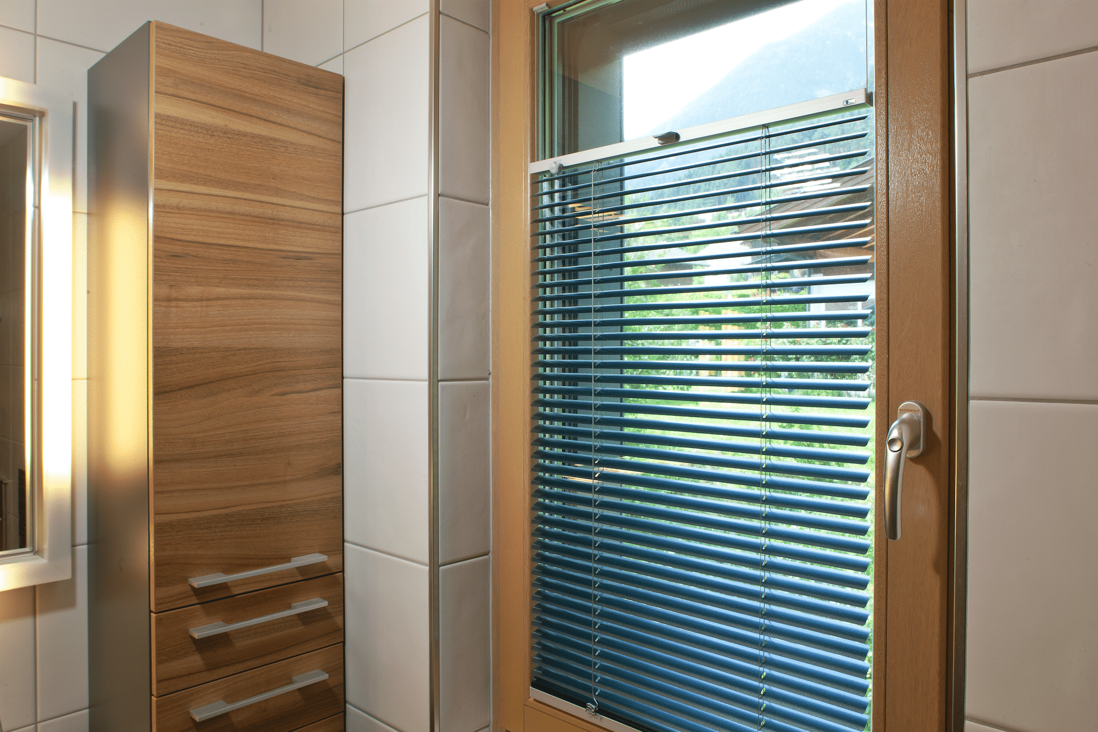 Badezimmer mit Twinline Innenjalousie von Sonnenschutztechnik Ing. Wagner - DolenzGollner.