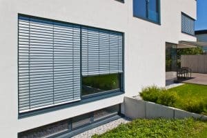 DolenzGollner Sonnenschutztechnik Ing. Wagner GmbH zeigt ein Einfamilienhaus mit schattenspendender Außenjalousie.