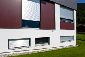 DolenzGollner Sonnenschutztechnik Ing. Wagner GmbH zeigt ein Einfamilienhaus mit praktischem Rollladen.