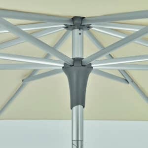 Detailaufnahme eines aufgespannten verstellbaren Alu-Sonnenschirms in Beige von DolenzGollner.