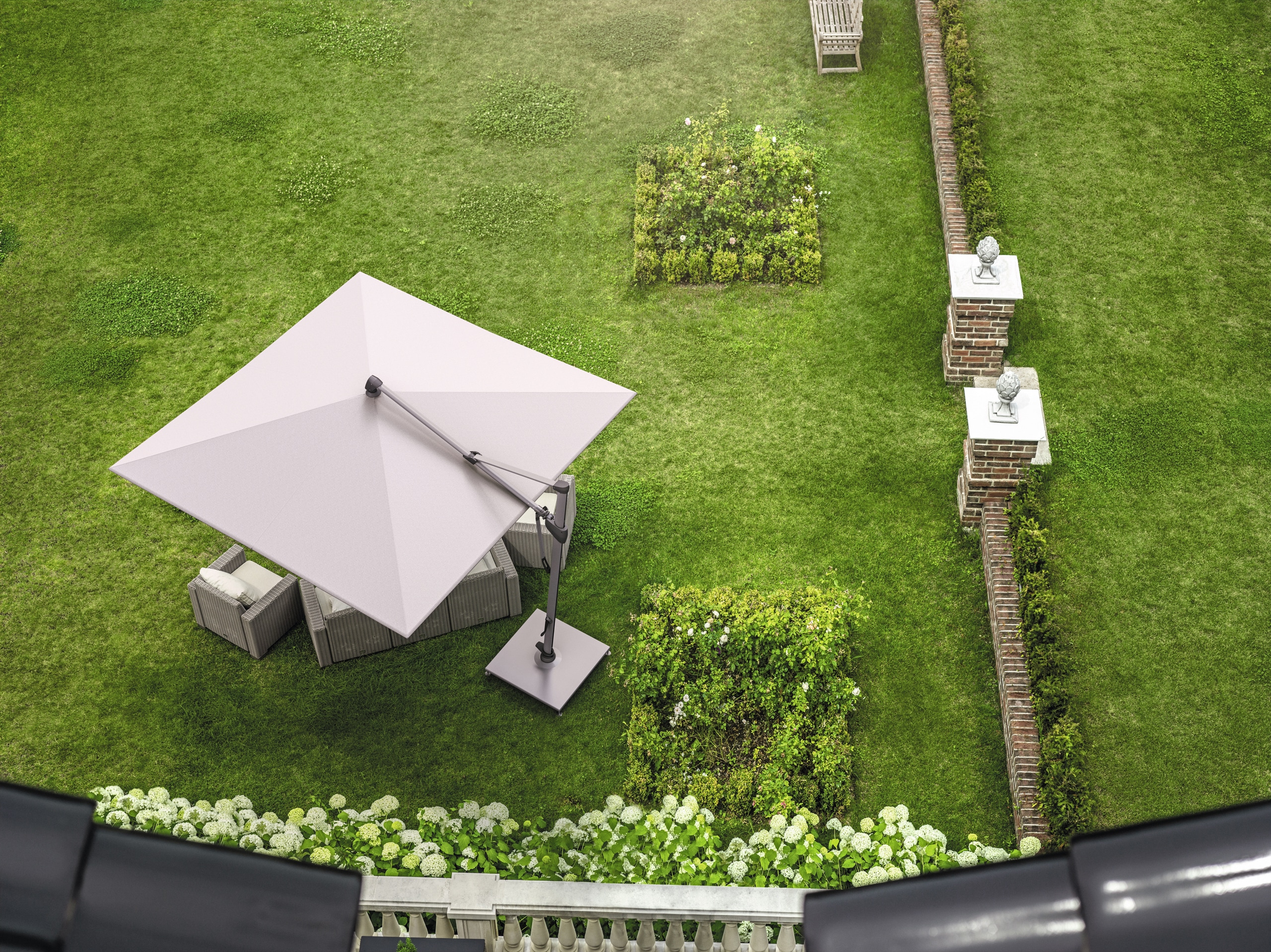 DolenzGollner Sonnenschutztechnik Ing. Wagner GmbH zeigt einen Garten mit Sonnenschirm "Sombrano S" von Glatz aus der Vogelperspektive.