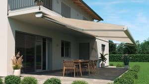 DolenzGollner Sonnenschutztechnik Ing. Wagner GmbH zeigt eine große Terrasse mit beiger Gelenkarmmarkise Topline von Wo Und Wo.