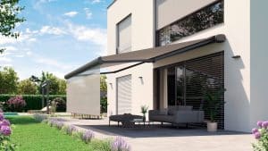 DolenzGollner Sonnenschutztechnik Ing. Wagner GmbH zeigt eine schattige Terrasse mit Gelenkarmmarkise Topline mit Vertikalstoff von Wo Und Wo.