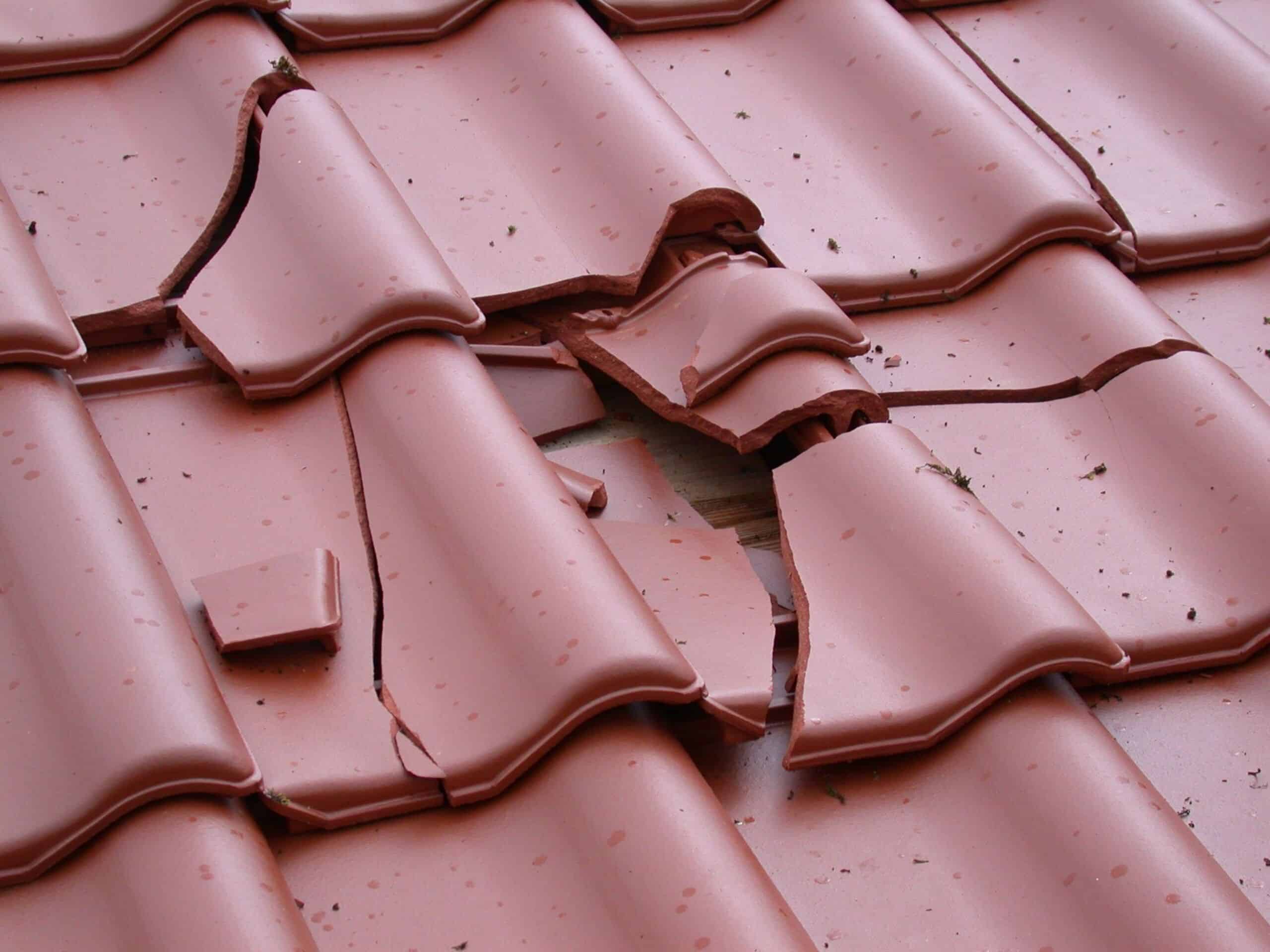 Schäden an Dachziegeln durch Hagelschlag beim EPZ – Elementarschaden Präventionszentrum.
