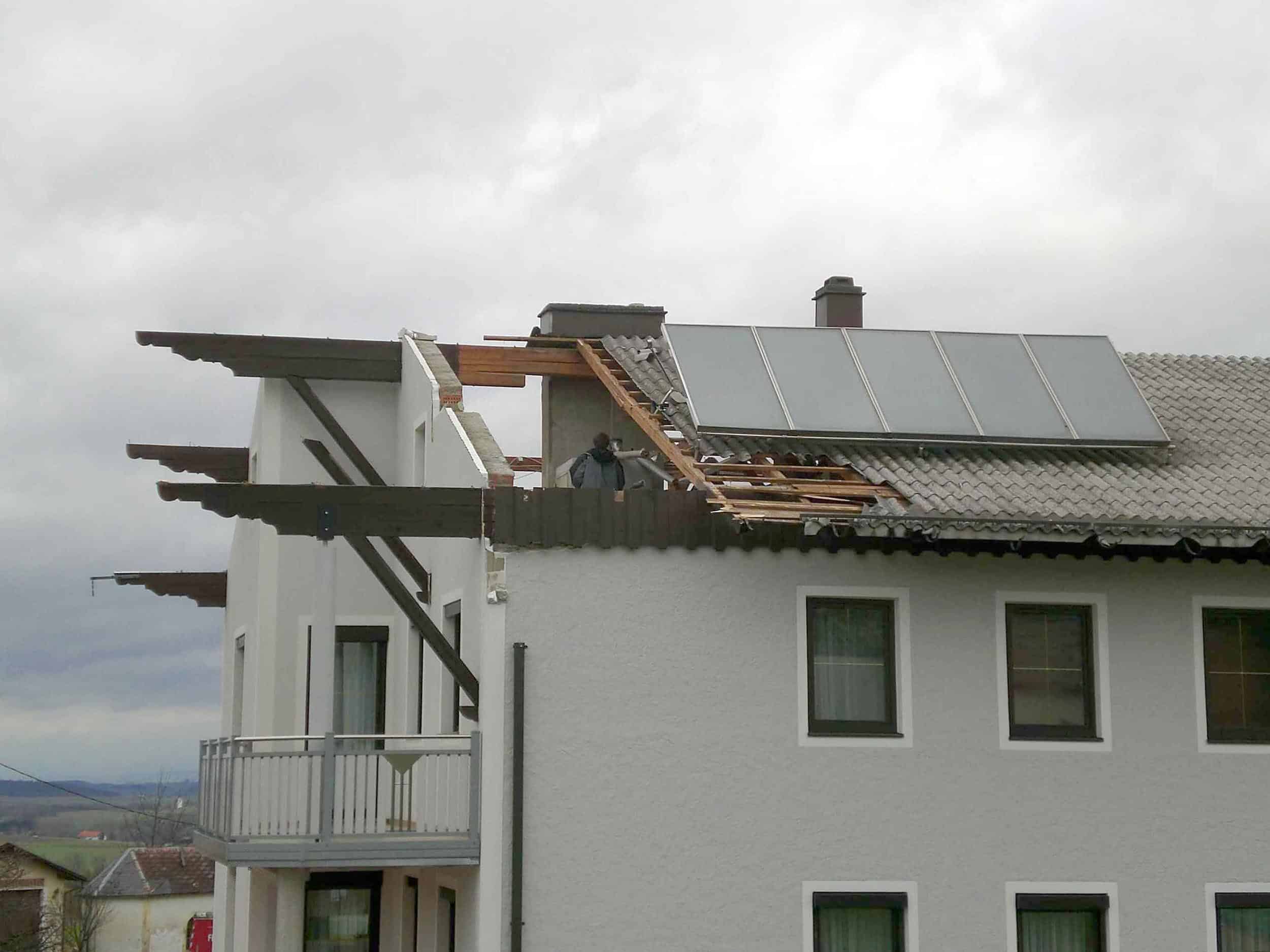 EPZ – Elementarschaden Präventionszentrum zeigt schwere Gebäudeschäden durch einen Sturm am Satteldach eines Wohnhauses.