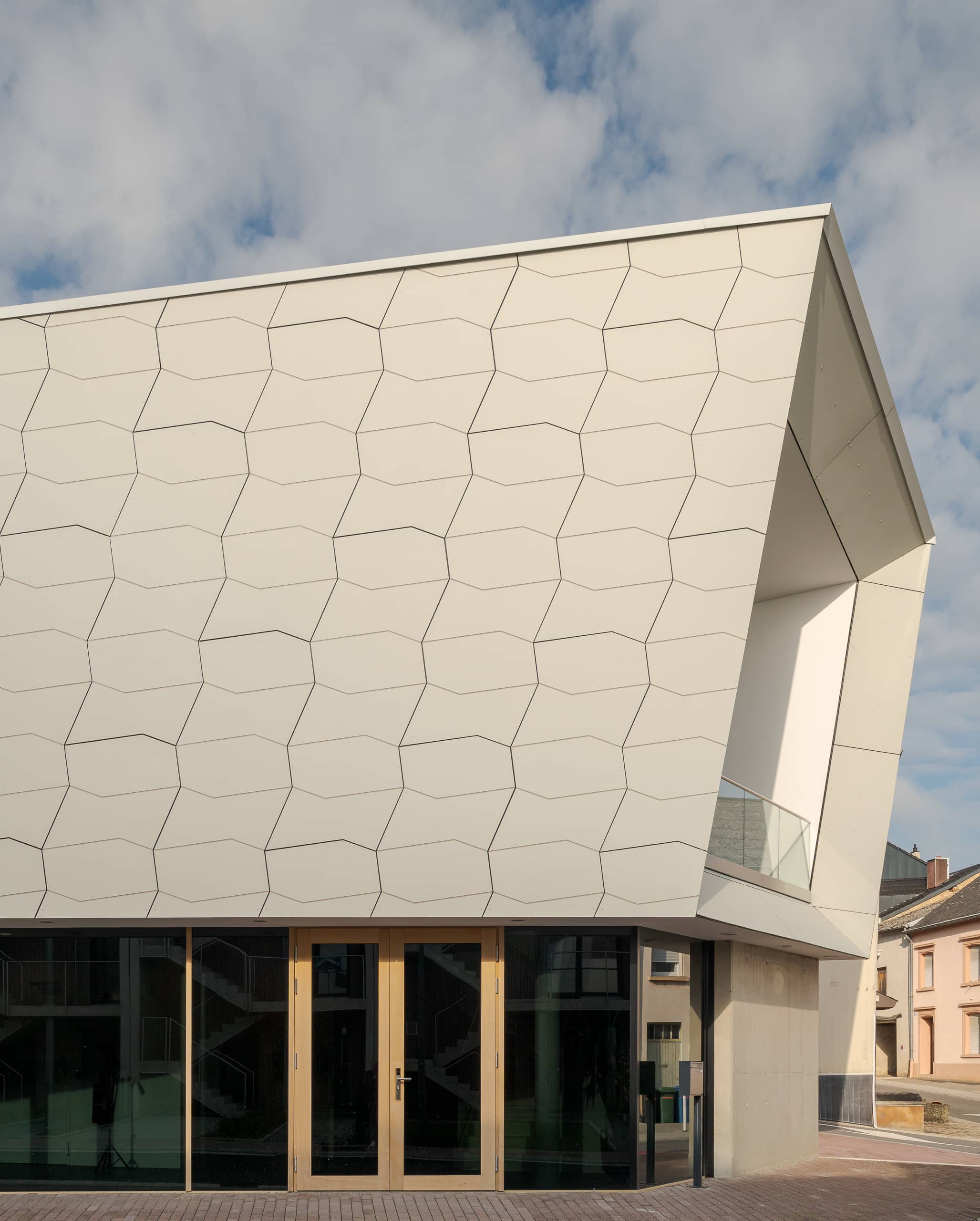 ETVIR zeigt den Eingangsbereich des Referenzprojekts Formsociety Greiveldange mit moderner Fassade.