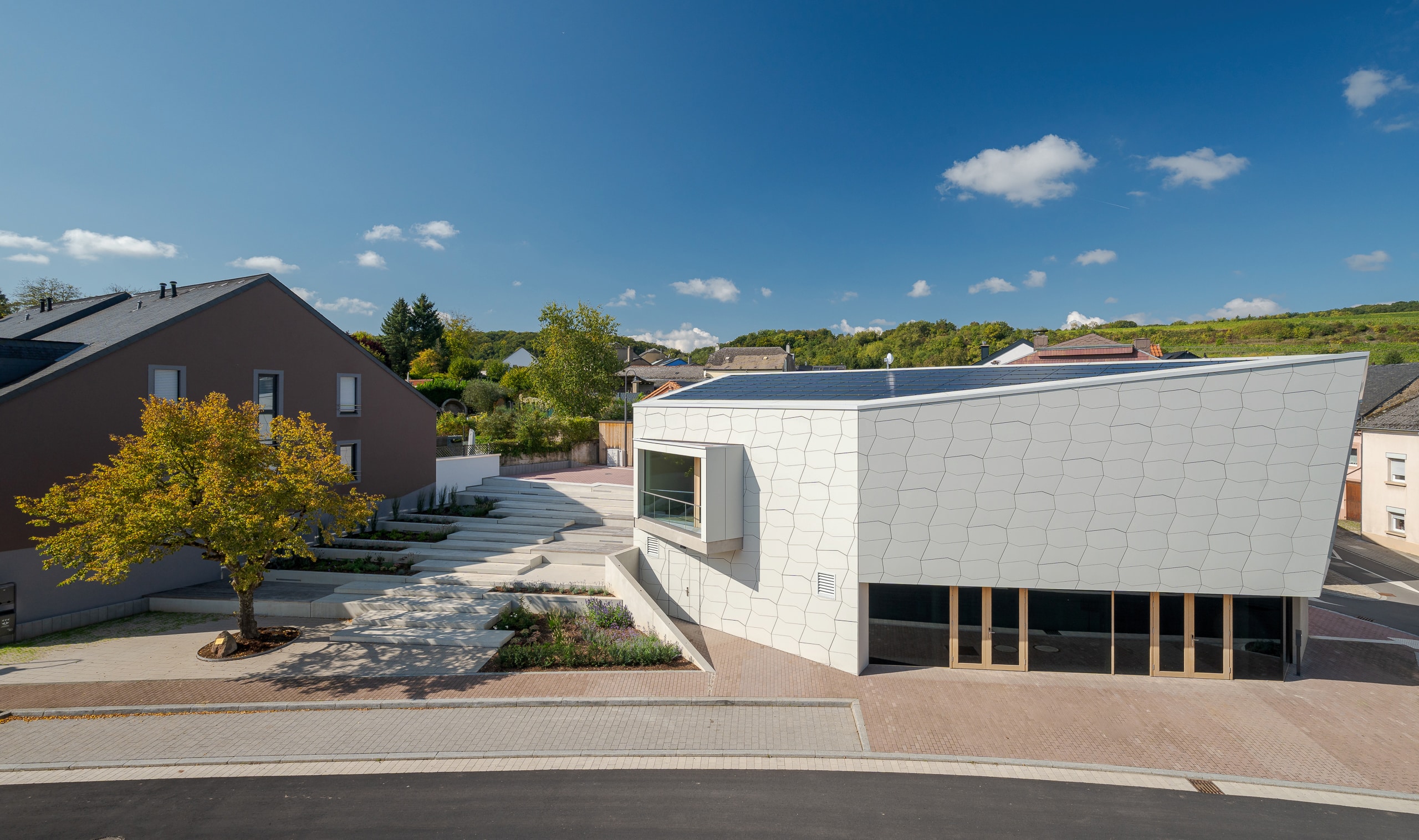 ETVIR präsentiert das Referenzprojekt Formsociety Greiveldange mit moderner Fassade und Schrägdach.