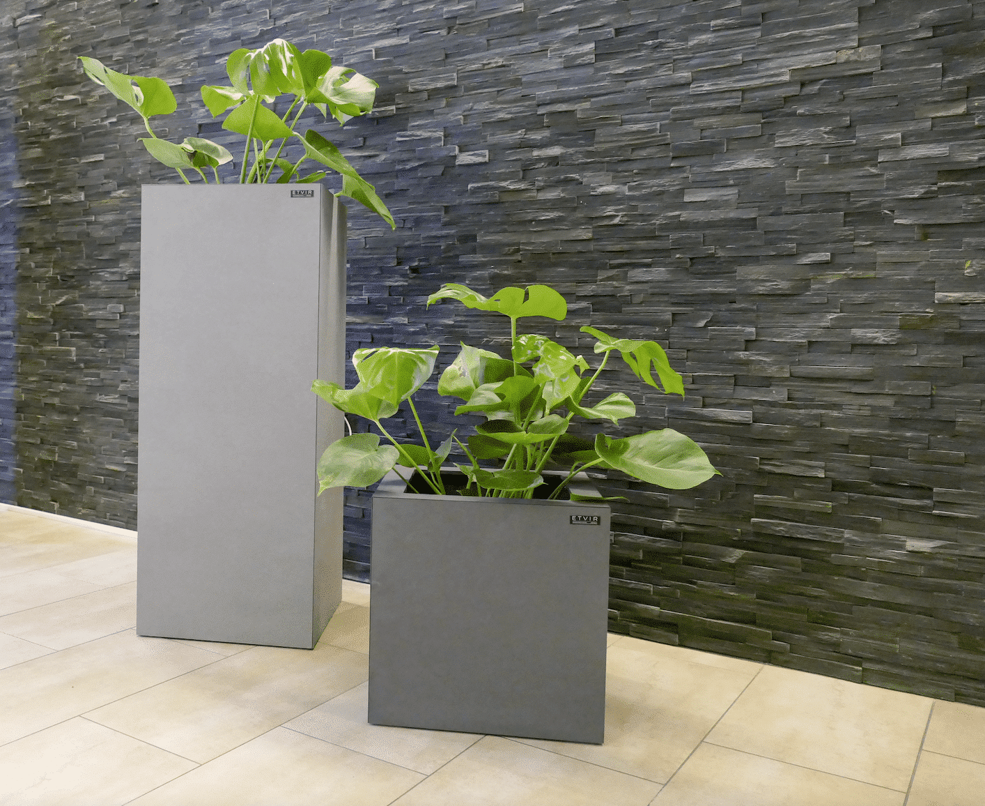 Die Etplanta Pflanztöpfe von Etvir in rechteckiger, hoher und quadratischer Form in grauer Betonoptik.