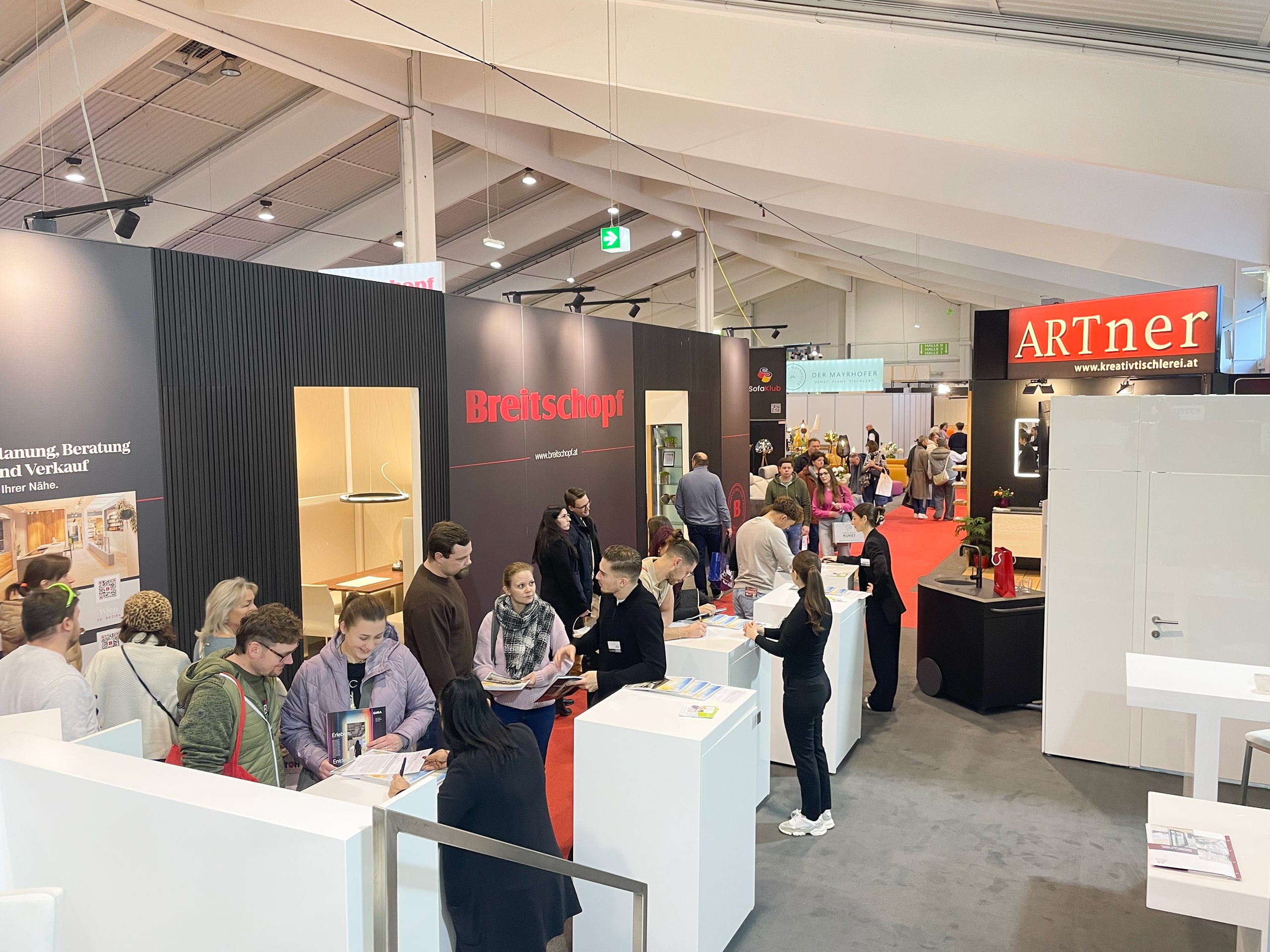 Hausinteressierte Baumesse-Besucher tummeln sich auf unserem "exclusive Bauen & Wohnen" - Messestand auf der „HausBau + EnergieSparen“ – Messe in Tulln.