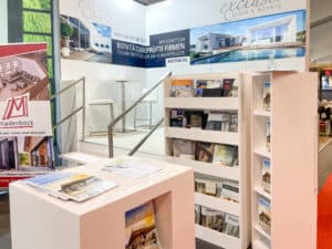Ein "exclusive Bauen & Wohnen" - Messestand auf der „HausBau + EnergieSparen“ Messe Tulln ist ausgestattet mit unserem kostenlosen Fachmagazin, Informationsblättern unserer bonitätsgeprüften Partner und unserem Loungebereich für Fachgespräche.