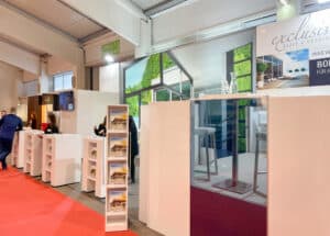 Unser "exclusive Bauen & Wohnen" - Messestand in der Seitenansicht auf der „HausBau + EnergieSparen“- Messe in Tulln.