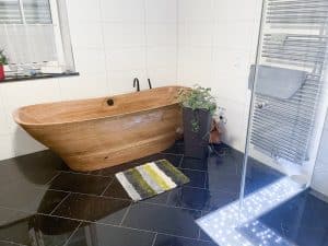 Badezimmer mit Massivholzbadewanne Relax Comfort von FESTWOOD.
