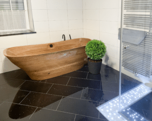 Badezimmer mit Massivholzbadewanne Relax Comfort von FESTWOOD.