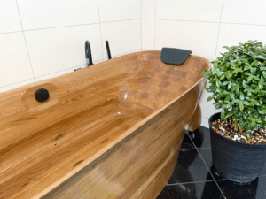 Massivholzbadewanne Relax Comfort von FESTWOOD in einem Badezimmer.