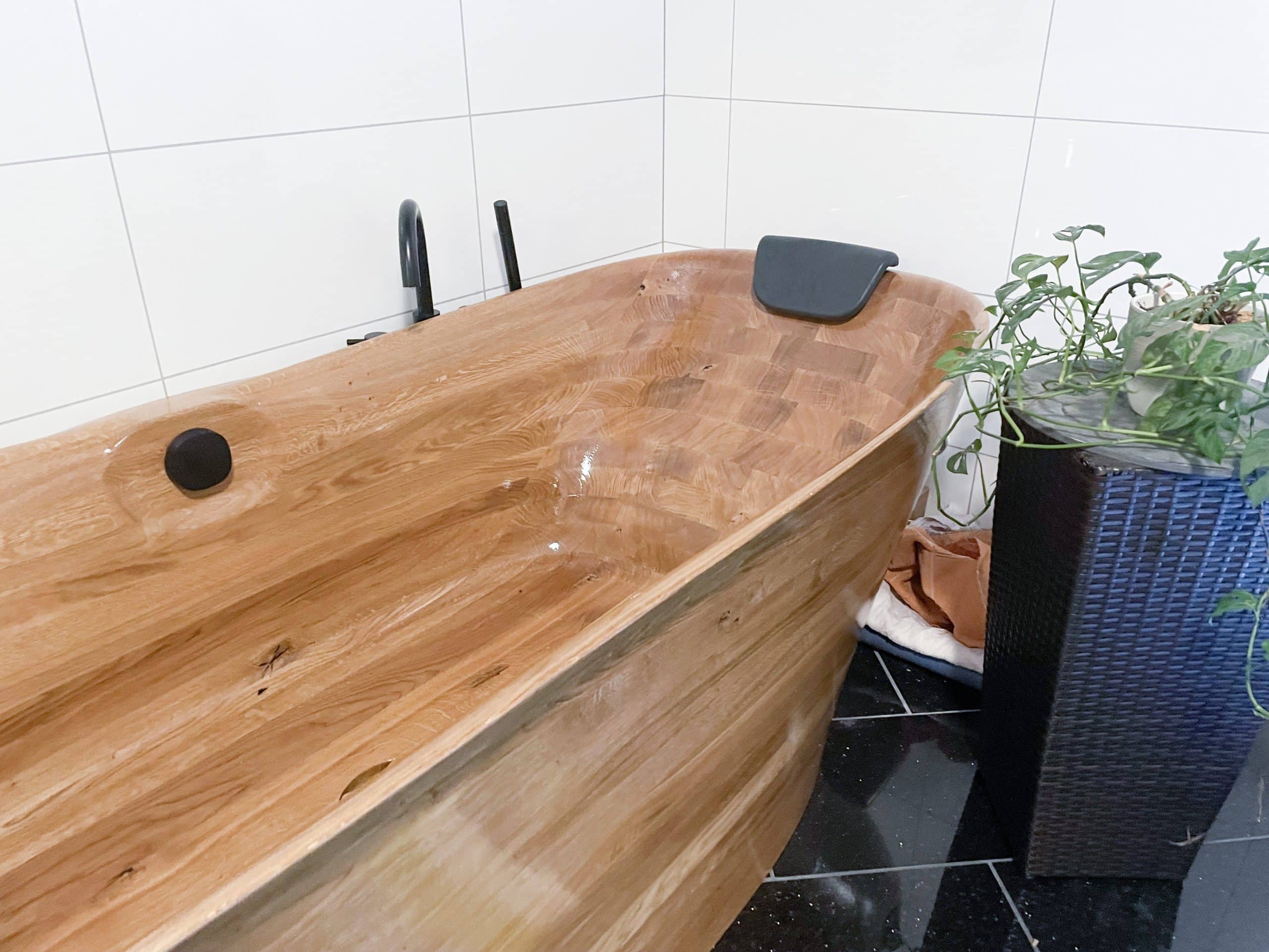 Massivholzbadewanne Relax Comfort von FESTWOOD in einem Badezimmer.
