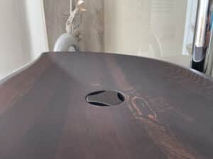 Massivholzwaschbecken Leaf von FESTWOOD aus Walnuss - Detailansicht des Abflusses.