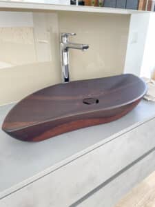 Massivholzwaschbecken Leaf von FESTWOOD aus Walnuss in der Seitenansicht.