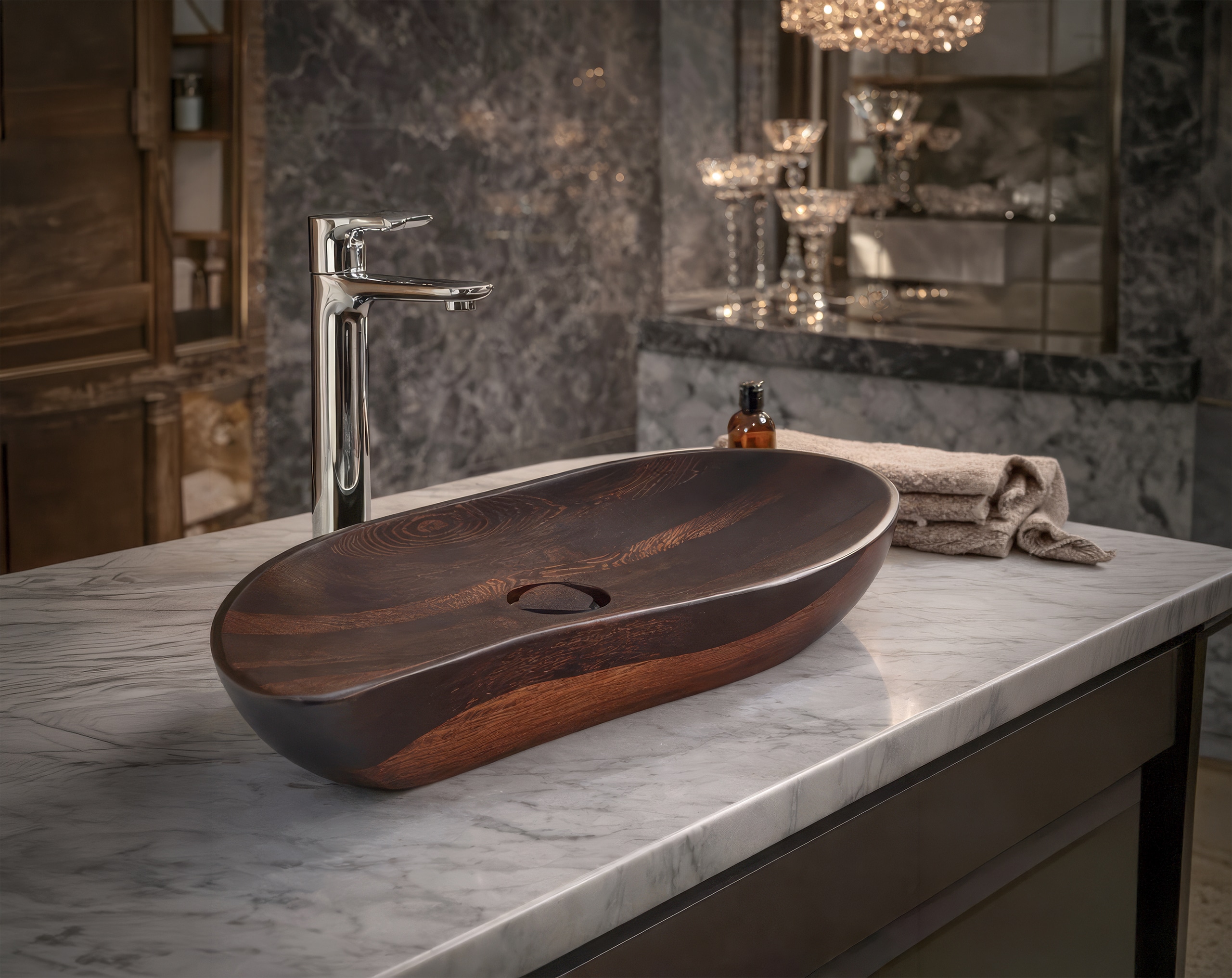 Festwood zeigt ein freistehendes Waschbecken aus dunklem Holz mit rundem Wasserablauf aus Holz und Chrom Armatur auf einem Marmorwaschtisch.