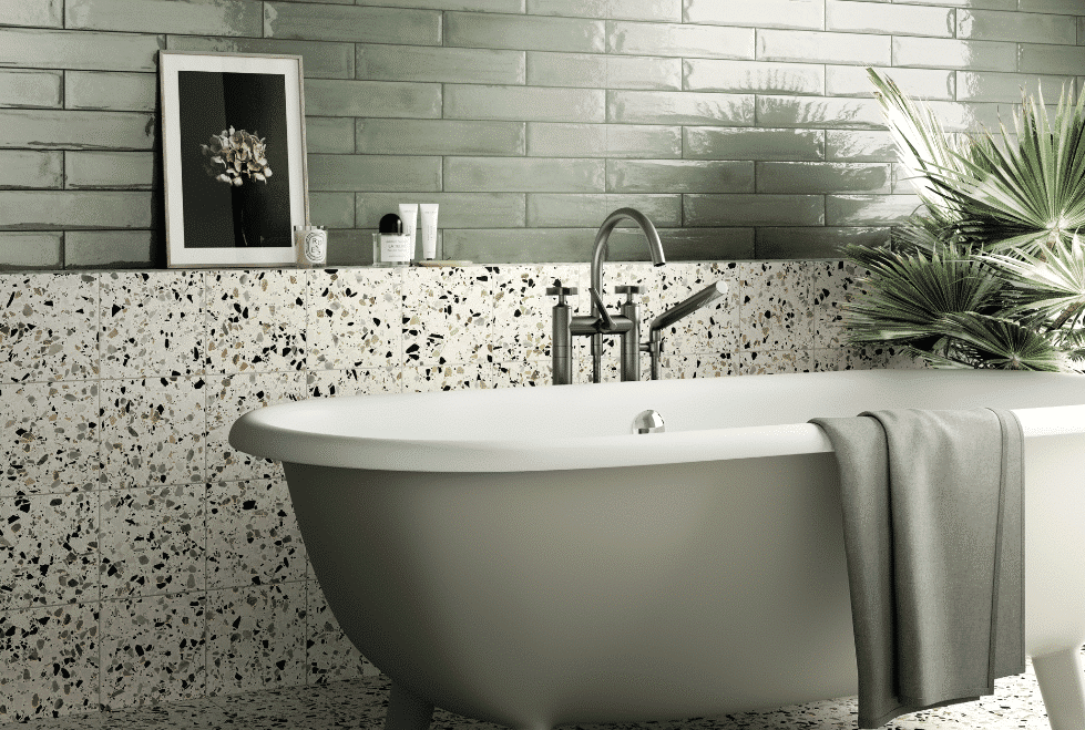 Fliesendorf zeigt ein Badezimmer in mint-grün, freistehender Badewanne und Fliesen im Stracciatella-Look an der Wand.