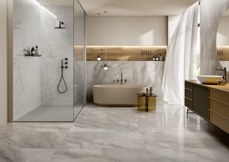 Fliesendorf zeigt elegantes Badezimmer mit XXL-Marmor-Wandplatten, großformatigen Marmor-Bodenfliesen und marmorierten Kachelfliesen in der Dusche.